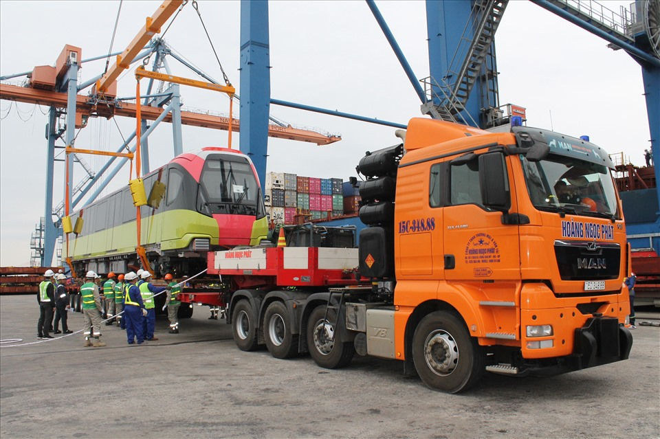 After being unloaded at the port, it will be brought to Nhon Depot by tractor and 12-axle trailer cluster, each train car is transported by one vehicle.  It is expected that this evening, the train car will be transported to Hanoi.  MD photo 
