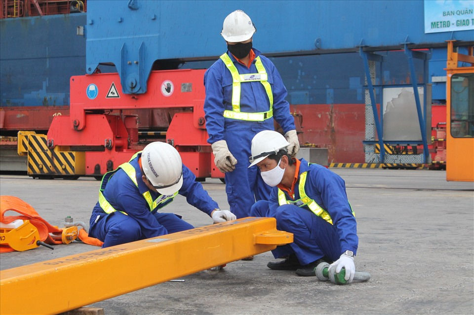 Cán bộ, kỹ thuật viên lắp đặt thiết bị phục vụ vận chuyển tàu từ từ biển APL Pusan xuống xe tải trước khi rời khỏi Cảng Nam Hải Đình Vũ. Ảnh MD