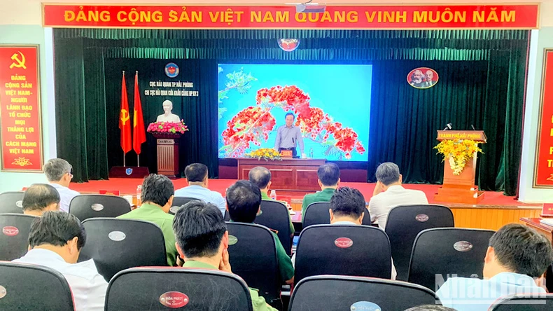 Phó Thủ tướng Trần Lưu Quang chủ trì làm việc với thành phố Hải Phòng tại Chi cục Hải quan cửa khẩu cảng Hải Phòng khu vực 3.